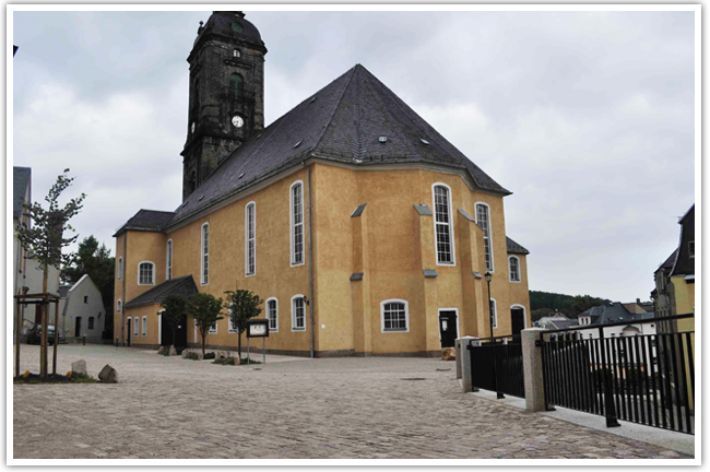 Neugestaltung des Kirchplatzes